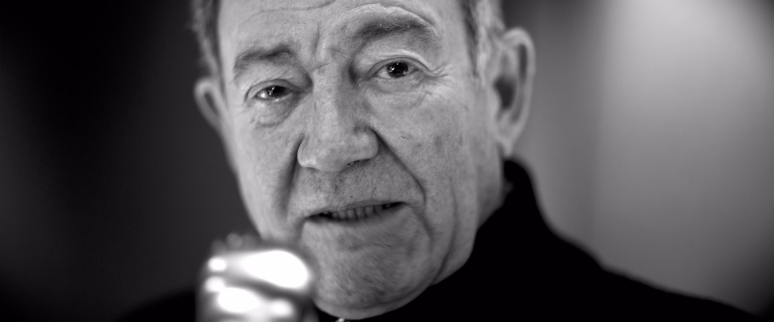 Portrait noir et blanc de Benoît Allemane, comédien voix off Sonacom, visage en gros plan, au micro vintage