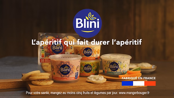 Gamme d'apéritifs Blini sur une planche en bois, sponsoring TV réalisé par Sonacom