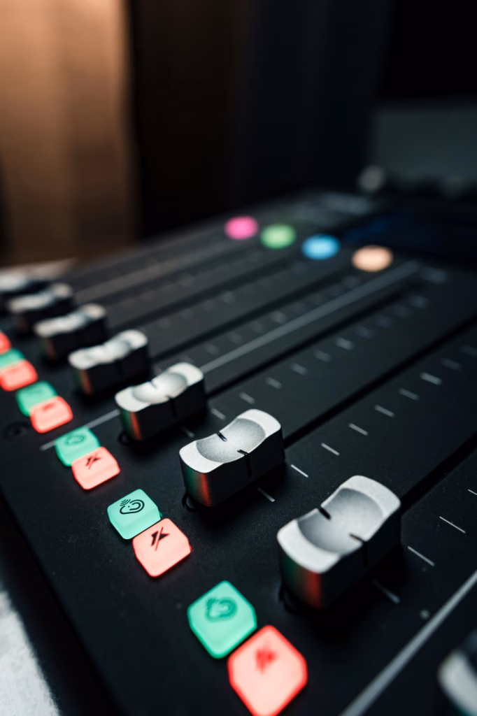 Photo rapprochée d'une table de mixage audio