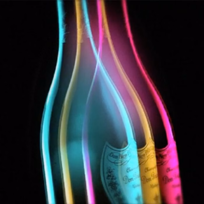 Bouteilles Dom Pérignon parcourues de traînées lumineuses, film web réalisé par Sonacom