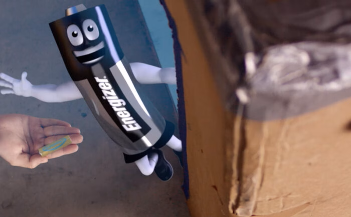 Mascotte pile Energizer escaladant un carton, spot TV réalisé par Sonacom