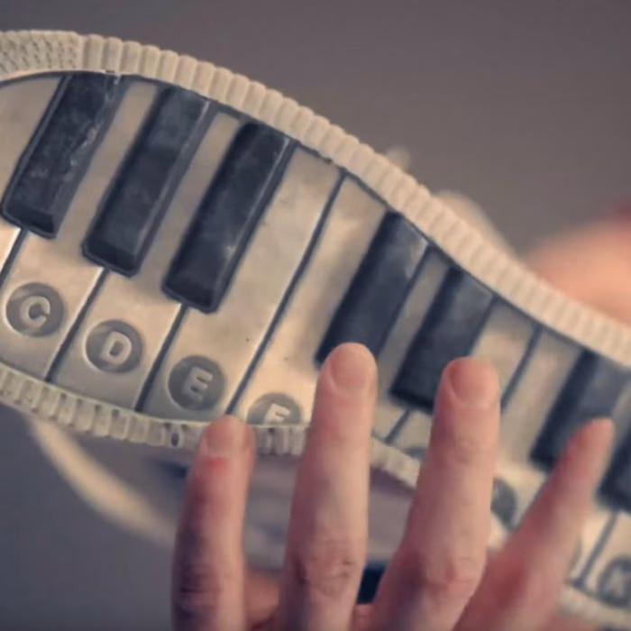 Doigts sur un clavier mi-machine à écrire mi-piano, programme court Fubiz réalisé par Sonacom