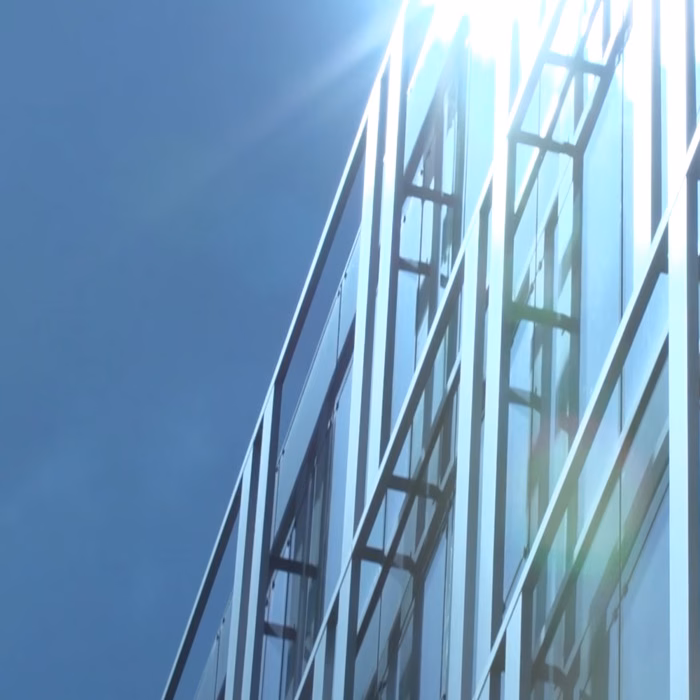 Façade de verre en contre-plongée dans la lumière, film promotionnel Fulton réalisé par Sonacom