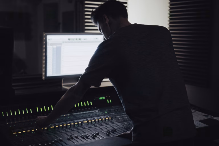 Homme devant une table d'enregistrement dans un studio