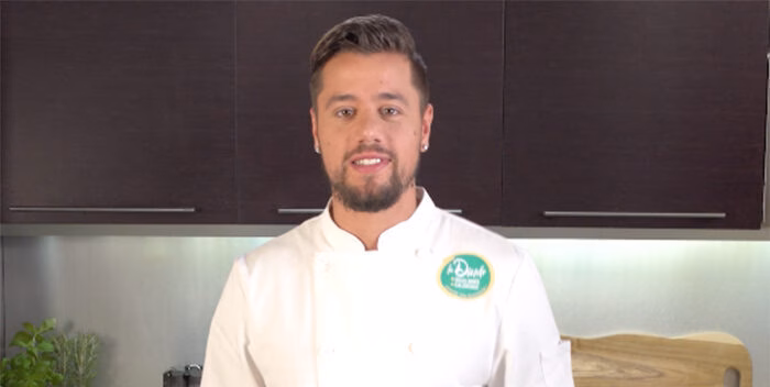 Chef en veste blanche dans une cuisine, publicité La Dinde réalisée par Sonacom