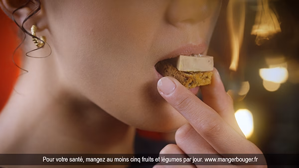 Gros plan sur une bouchée de foie gras portée à la bouche, campagne TV Labeyrie 2025 par Sonacom