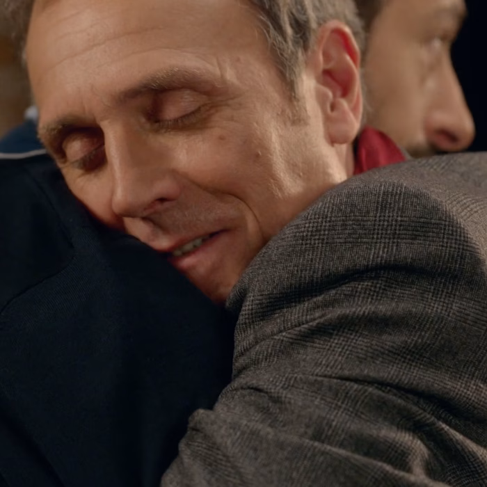 Deux hommes qui s'étreignent, campagne TV Labeyrie hiver 2019 réalisée par Sonacom