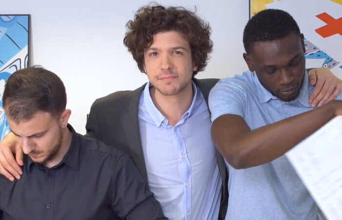 Trois jeunes salariés dans un bureau, websérie « Mon métier en vrai » des Echos Start par Sonacom