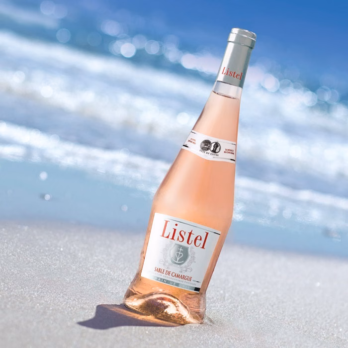 Bouteille de rosé Listel posée sur le sable face à la mer, spot radio enregistré par Sonacom