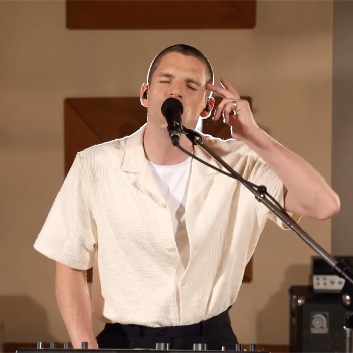Chanteur au micro sur scène, concert live Carte Noire capté par Sonacom