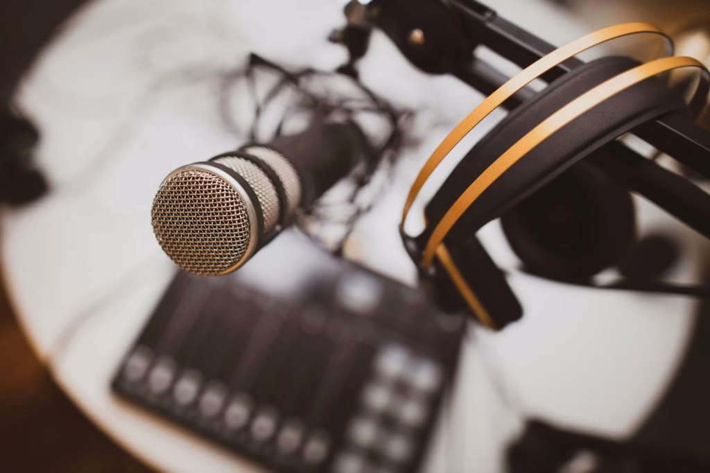 Micro et casque de studio photographiés de dessus