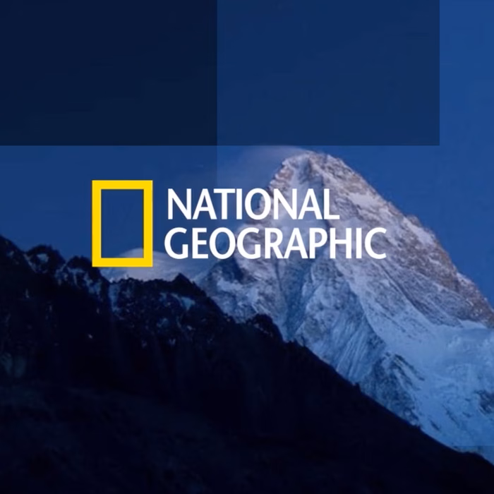 Logotype National Geographic sur un sommet enneigé, film de convention réalisé par Sonacom