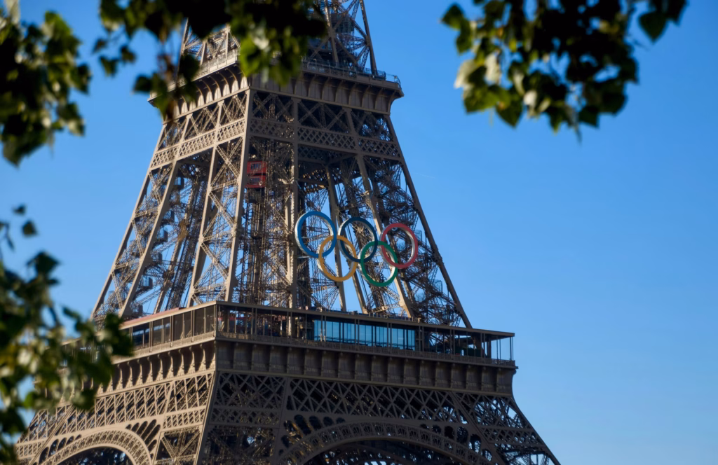 Tour Eiffel vue en contre-plongée à travers le feuillage