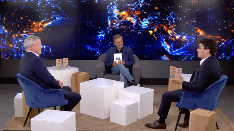 Trois intervenants en fauteuil sur un plateau bleu étoilé, webcast Planète CSCA par Sonacom