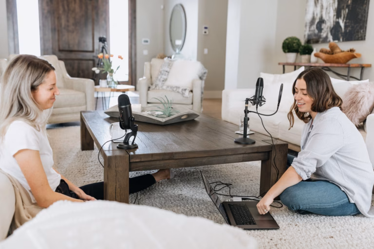 Deux femmes enregistrent un podcast dans un salon