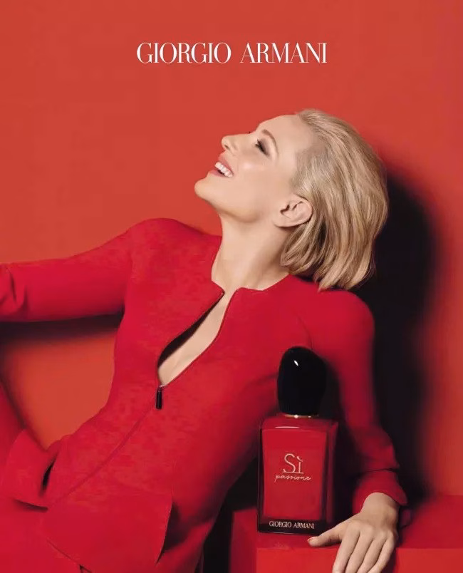 Cate Blanchett pose à côté du parfum Armani Si