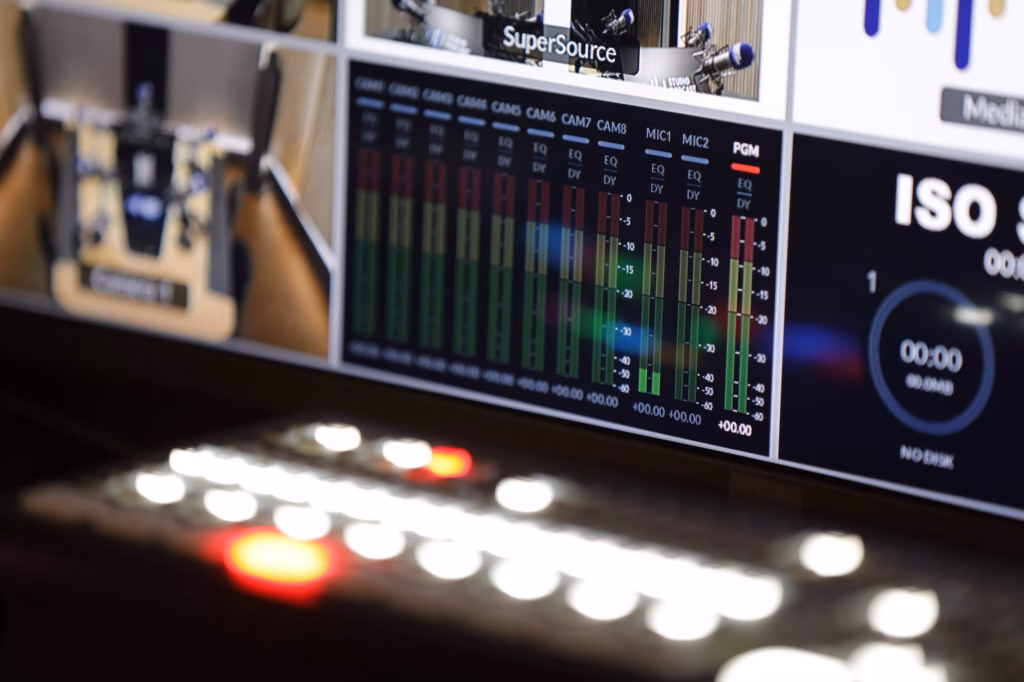 Console de régie et vumètres pendant la préparation technique d'une émission