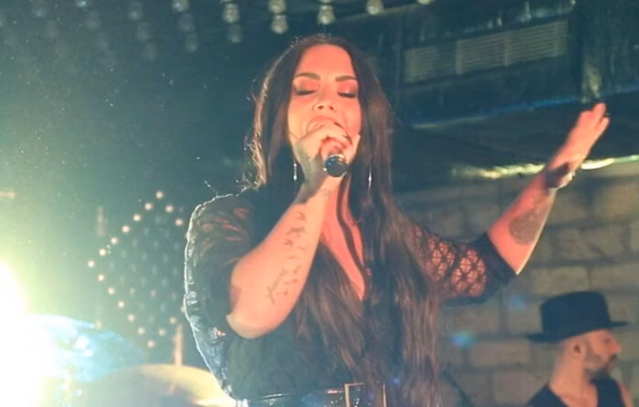 Chanteuse au micro sous les projecteurs, film promotionnel So Music réalisé par Sonacom