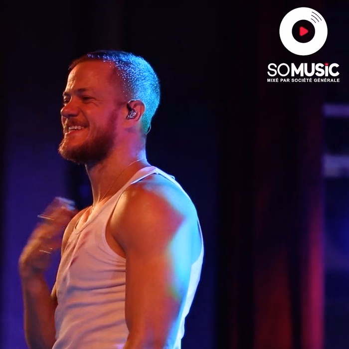 Chanteur en débardeur sur scène, film promotionnel So Music réalisé par Sonacom