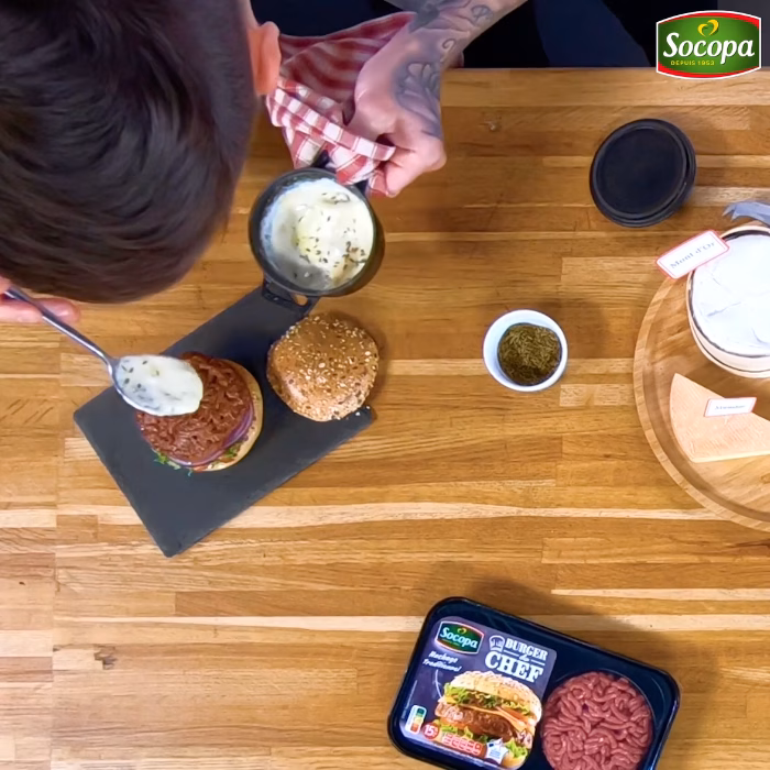 Préparation d'un burger vue de dessus sur un plan de travail, film Socopa pour les réseaux sociaux par Sonacom
