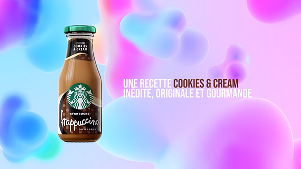 Bouteille de Frappuccino Cookies & Cream sur fond irisé, vidéo force de vente réalisée par Sonacom