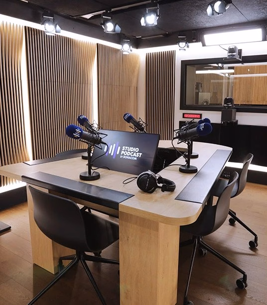 Photographie de l'interieur d'un studio d'enregistrement de podcasts