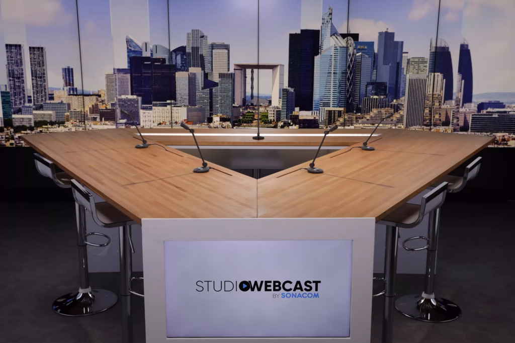 Plateau TV du Studio Webcast, desk en V et fond de gratte-ciel
