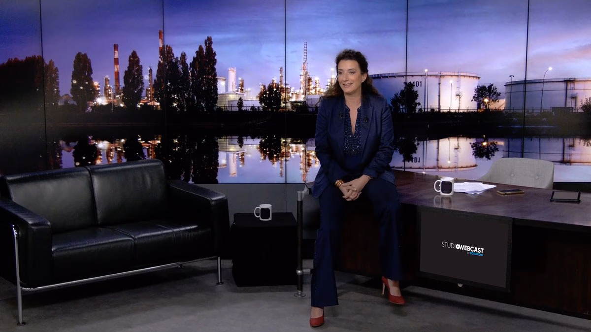 Plateau TV en configuration late-show pour une émission de débat conviviale