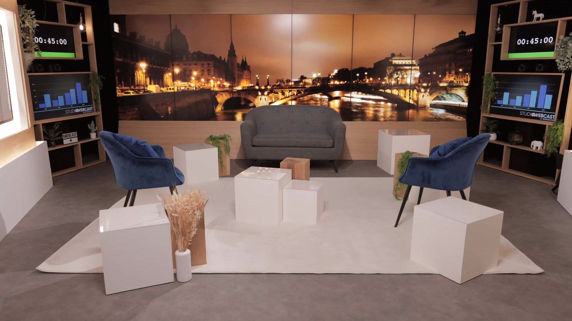 Plateau TV en configuration talk-show avec fauteuils pour recevoir des invités