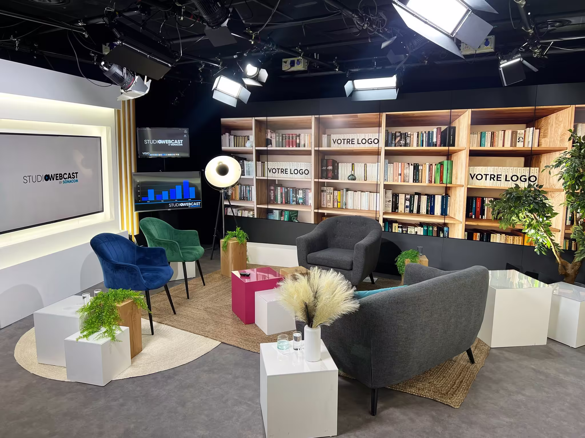 Plateau TV personnalisable du Studio Webcast avec écrans habillés aux couleurs d'une marque