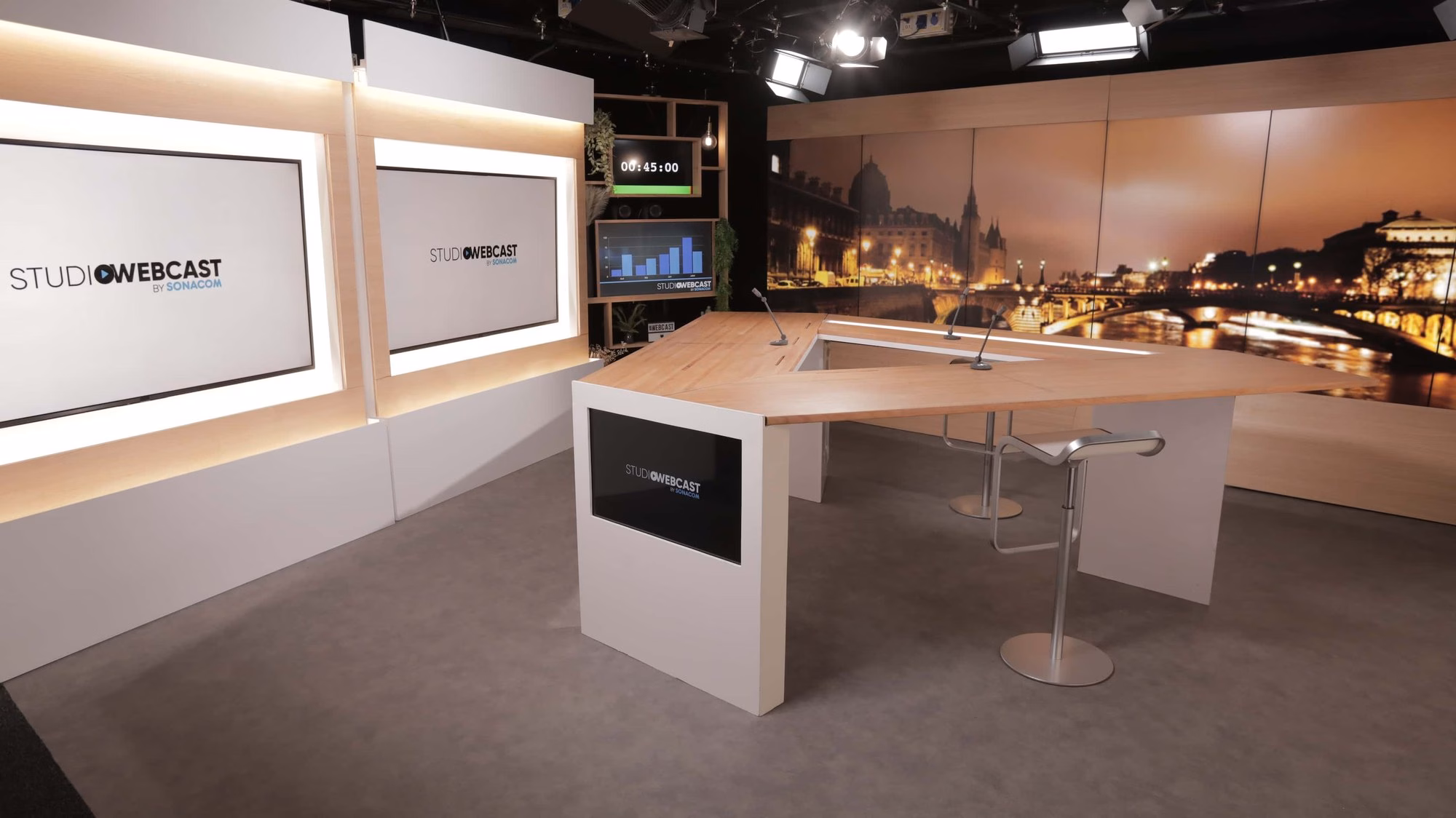 Plateau TV avec décor de Paris de nuit affiché sur le mur LED