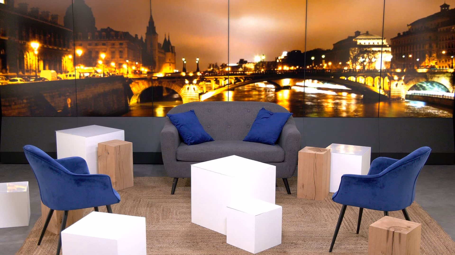 Décor talk-show du plateau TV habillé en bleu pour une émission de marque
