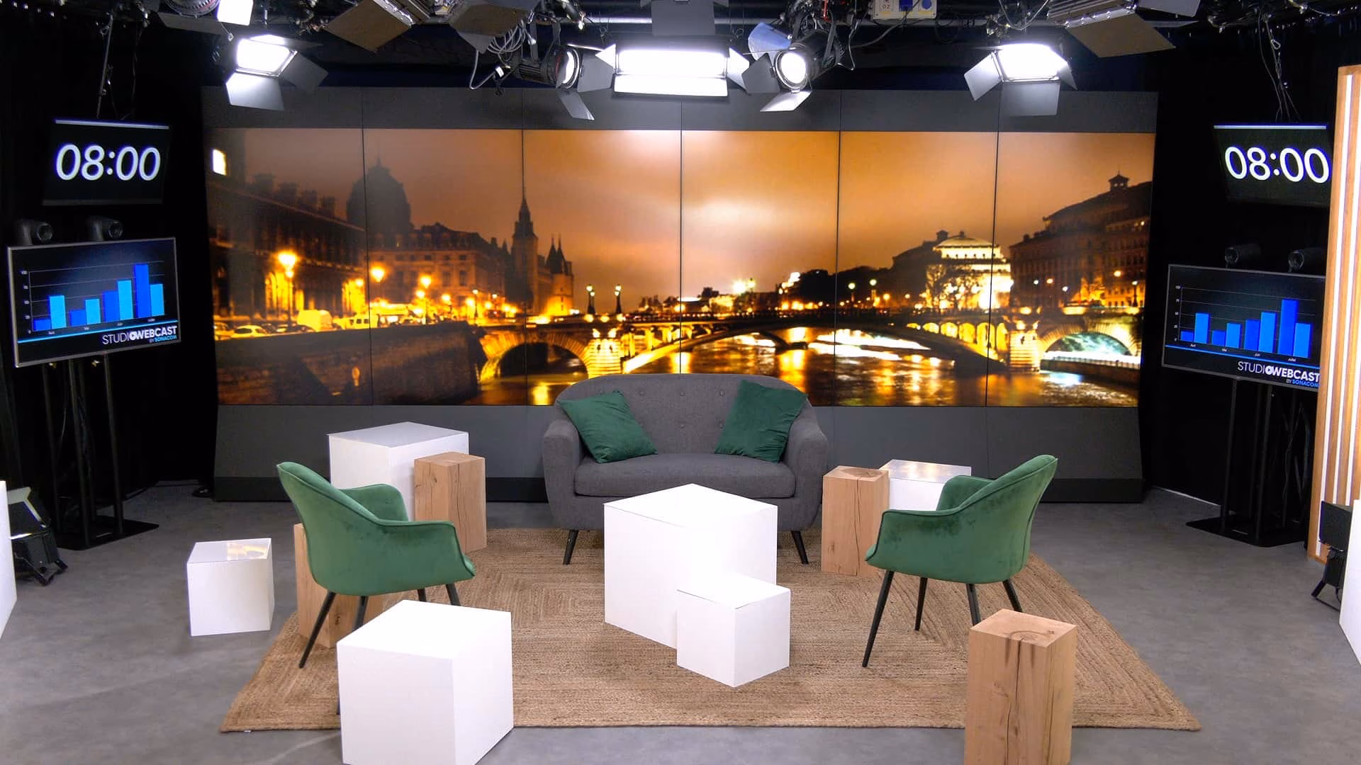 Décor talk-show du plateau TV habillé en vert, personnalisé aux couleurs du client