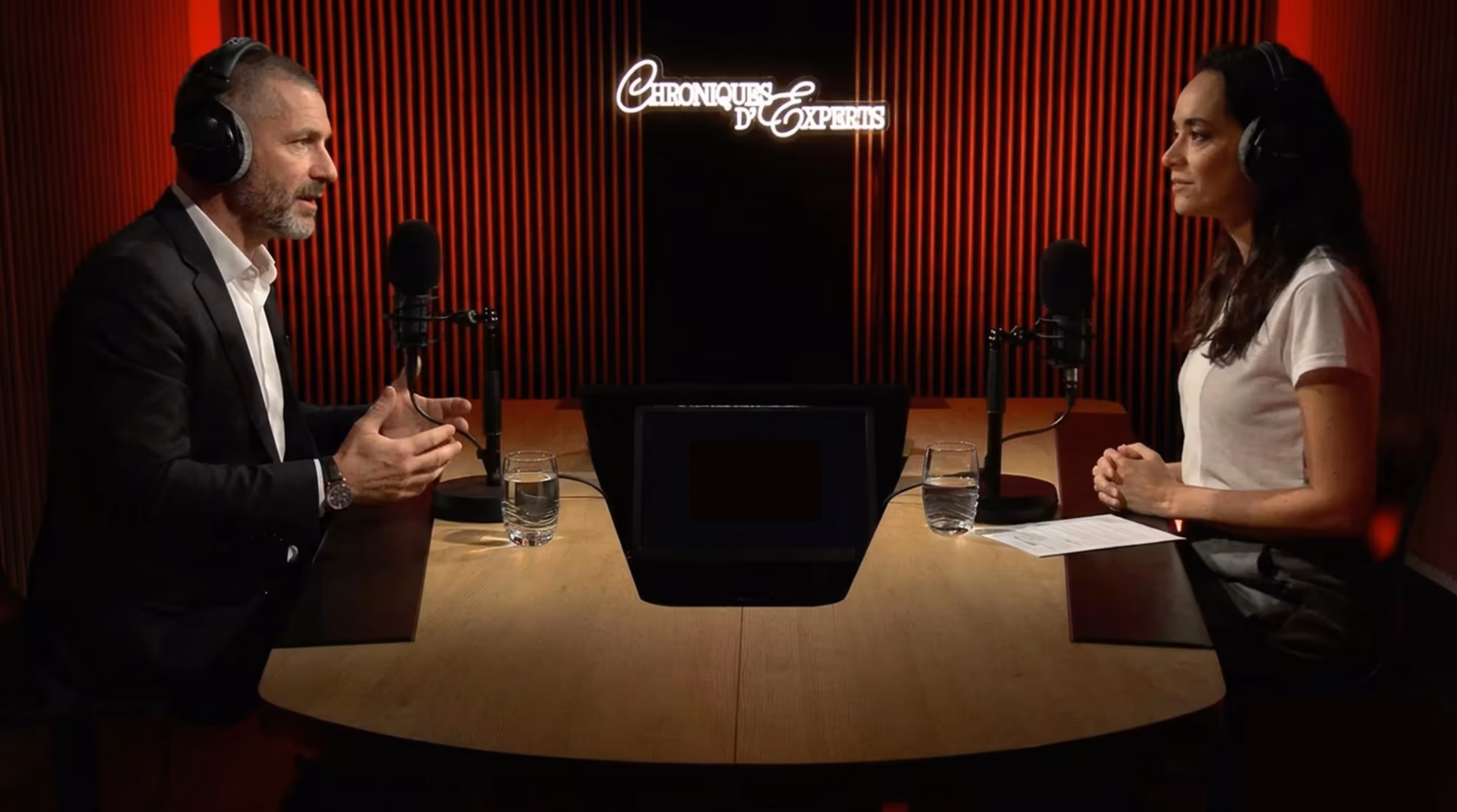 Tournage de contenus éditoriaux et marketing dans le studio vidéo à Paris