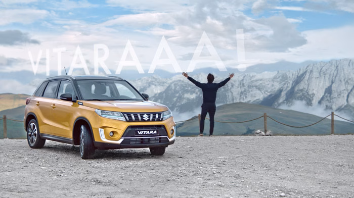 Suzuki Vitara doré face à un homme bras levés en montagne, campagne radio et TV par Sonacom