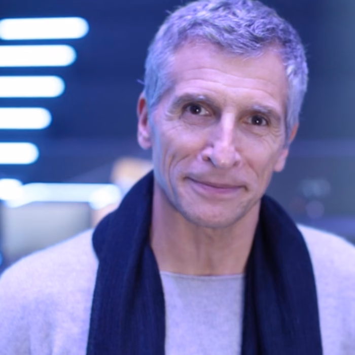 Nagui en gros plan sur le plateau de Taratata, spot web réalisé par Sonacom