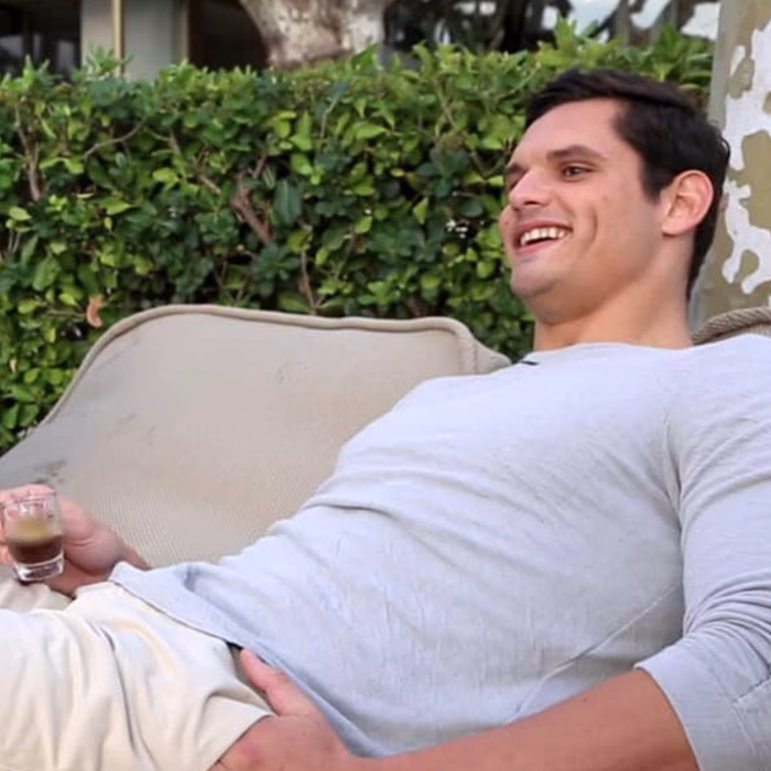 Florent Manaudou souriant sur un transat dans un jardin, film viral réalisé par Sonacom