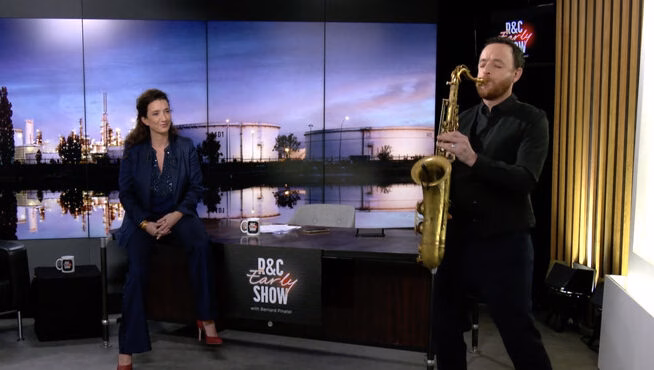 Plateau de late show avec une intervenante et un saxophoniste, webcast TotalEnergies par Sonacom