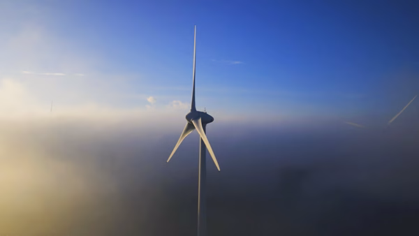 Éolienne émergeant de la brume au lever du jour, film de marque TPAC réalisé par Sonacom