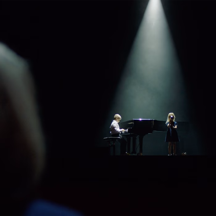 Pianiste et chanteuse sous un faisceau de lumière, tournage corporate Vivendi par Sonacom