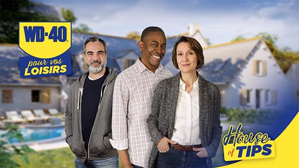 Trois présentateurs de House of Tips devant une maison, clip WD-40 pour vos loisirs par Sonacom